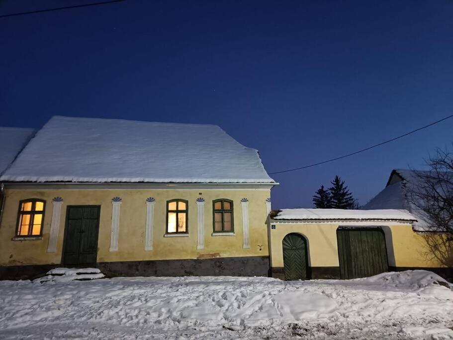 House By The Church - Entire House Crit ภายนอก รูปภาพ