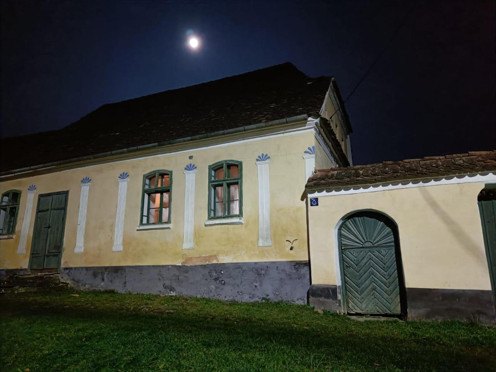 House By The Church - Entire House Crit ภายนอก รูปภาพ